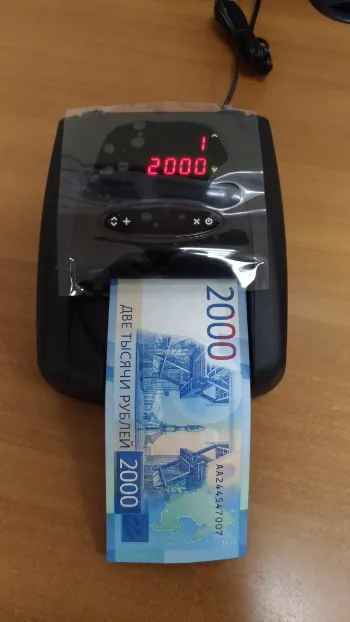 Проверка банкноты 2000 рублей на детекторе валют PRO CL-200