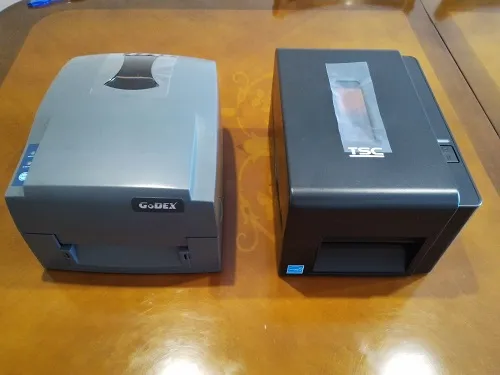На фото – модели принтеров этикеток Godex G500U (слева) и TSC TE-200 (справа)